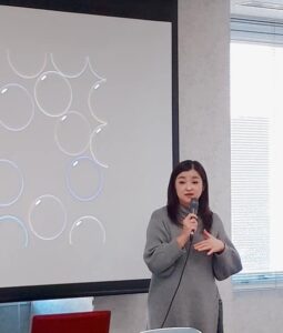 岩下幸子の講演シーン